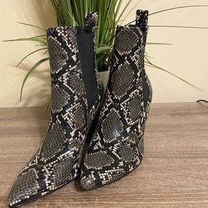 classic Chelsea boots snake print size 6.5